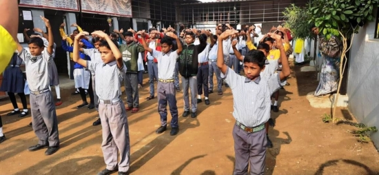 Учащиеся средней школы «Бхарати» выполняют второе упражнения Фалунь Дафа. Индия, Нагпур, 3 декабря 2022 года