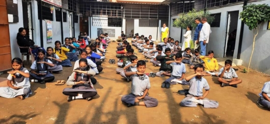 Школьники медитируют. Индия, Нагпур, 3 декабря 2022 года