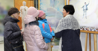 Посетители Художественной выставки «Истина, Доброта, Терпение» внимательно слушают гида. Иркутск, декабрь, 2022 г.