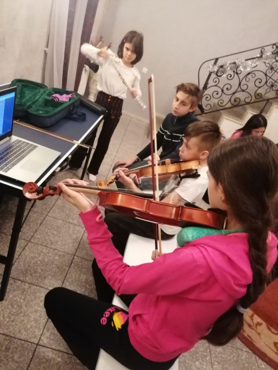 Дети исполняют музыкальные произведения (Нижний Новгород)