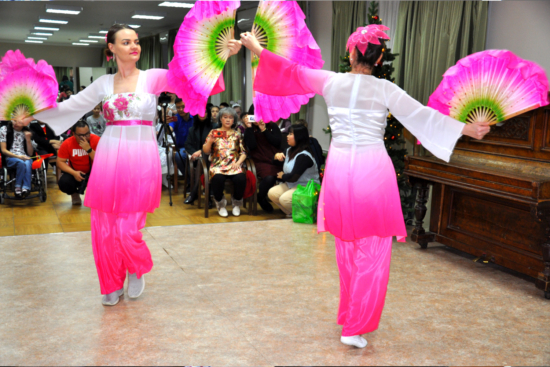Последовательницы Фалунь Дафа исполняют «Танец с веерами». Москва, 23.12.2022 г.