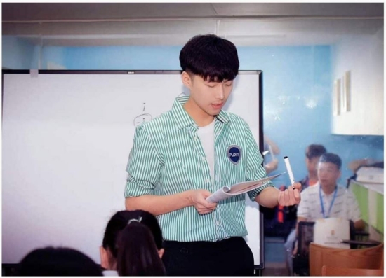После окончания Китайского Университета коммуникаций Пан Сюнь стал обучать студентов