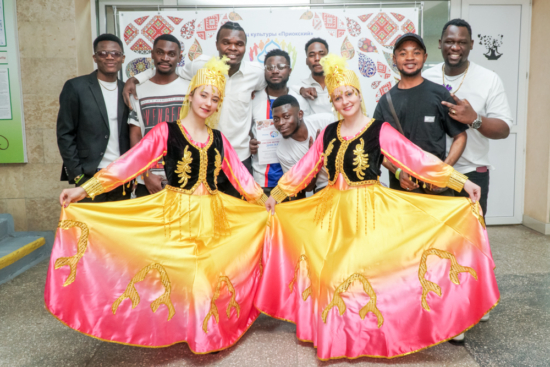Последователи Фалунь Дафа вместе со студенческой танцевальной группой из Камеруна