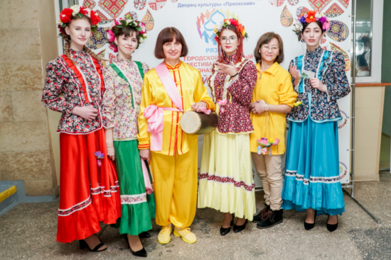 Последователи Фалунь Дафа вместе с участницами одного из танцевальных коллективов