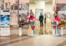У входа на выставку «Искусство Чжэнь Шань Жэнь (Истина, Доброта, Терпение)» посетителей встречают девушки в костюмах династии Тан, март 2023 г.