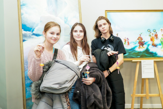 Диана, школьница (слева),  Луминица, учится в университете (в центре), Евгений, ученик гимназии