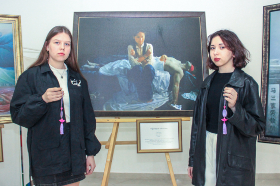 Дарья (студентка) (слева) у картины «Трагедия в Китае»