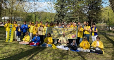 Празднование Международного дня Фалунь Дафа последователями практики в Приморском парке Победы (Санкт-Петербург)