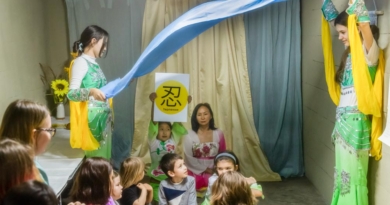 Дети участвуют в интерактивной постановке сказки о лотосе. Москва, фестиваль «Качи-Базар», май 2023 г.