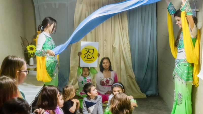 Дети участвуют в интерактивной постановке сказки о лотосе. Москва, фестиваль «Качи-Базар», май 2023 г.