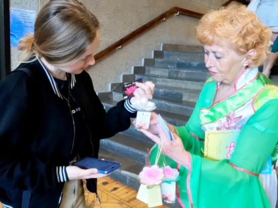Вручение оригами лотоса. Крым, 13.05.2023 г.