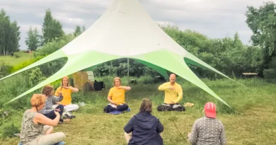 Обучение упражнениям Фалуньгун на фестивале «ЖизниГрад»