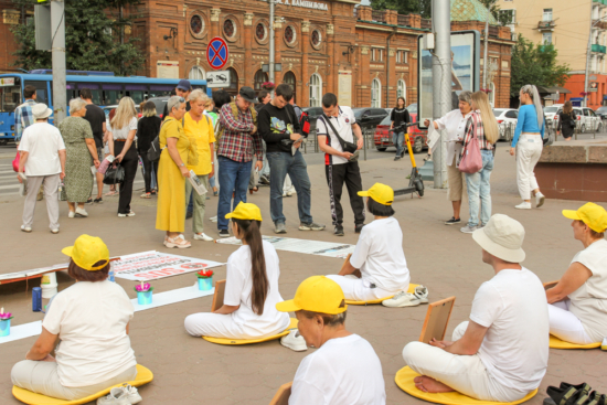 Люди заинтересовались акцией практикующих Фалуньгун