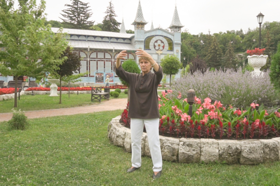 Ольга Яркова выполняет упражнение Фалуньгун