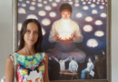Посетительница выставки «ИСТИНА-ДОБРОТА-ТЕРПЕНИЕ – искусство дарованное свыше»