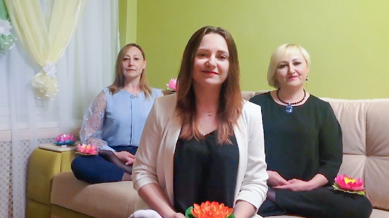 Исполнительницы песни о Фалунь Дафа (слева направо) Светлана, Ксения и Анна Ромахина. Фото: С. Лучезарный