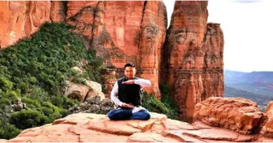 Кен выполняет медитацию – пятое упражнение Фалунь Дафа