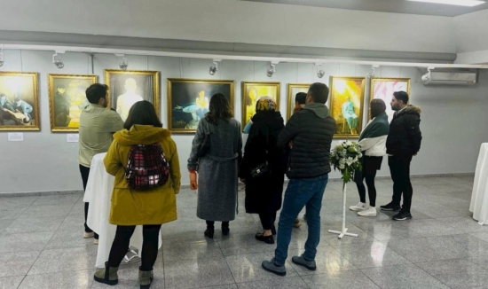 Посетители рассматривают художественные работы