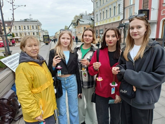 Студентки Лиза, Ксения, Дарья и Ульяна приветствуют Фалуньгун